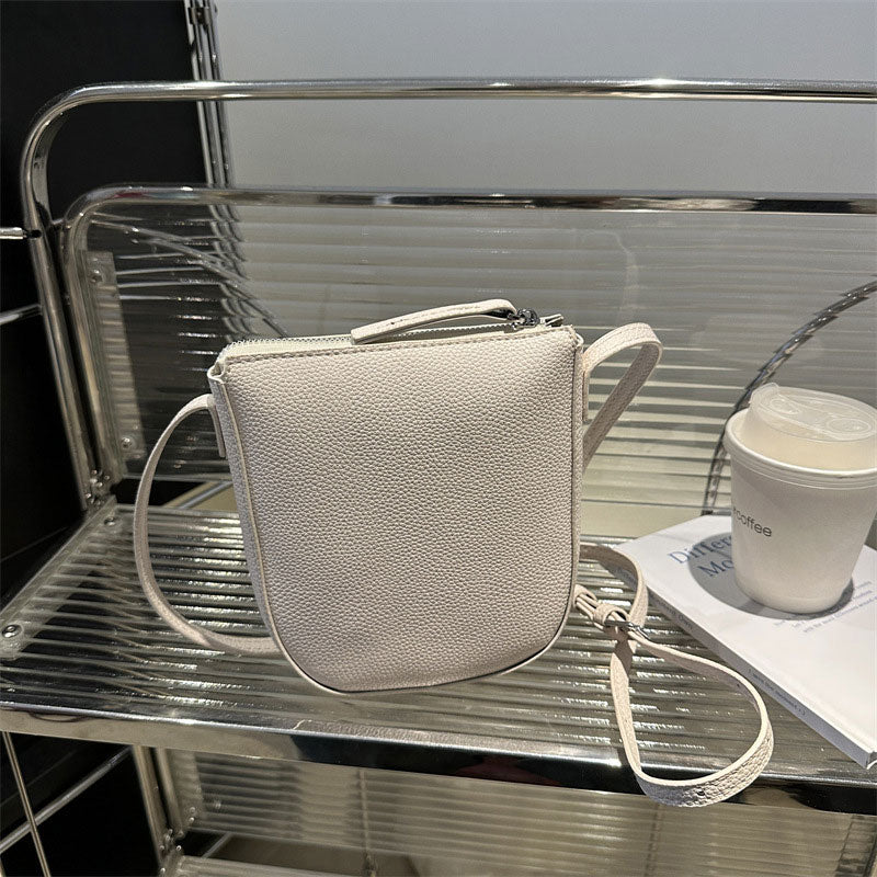 Schlichte, einfarbige Crossbody-Tasche aus Leder